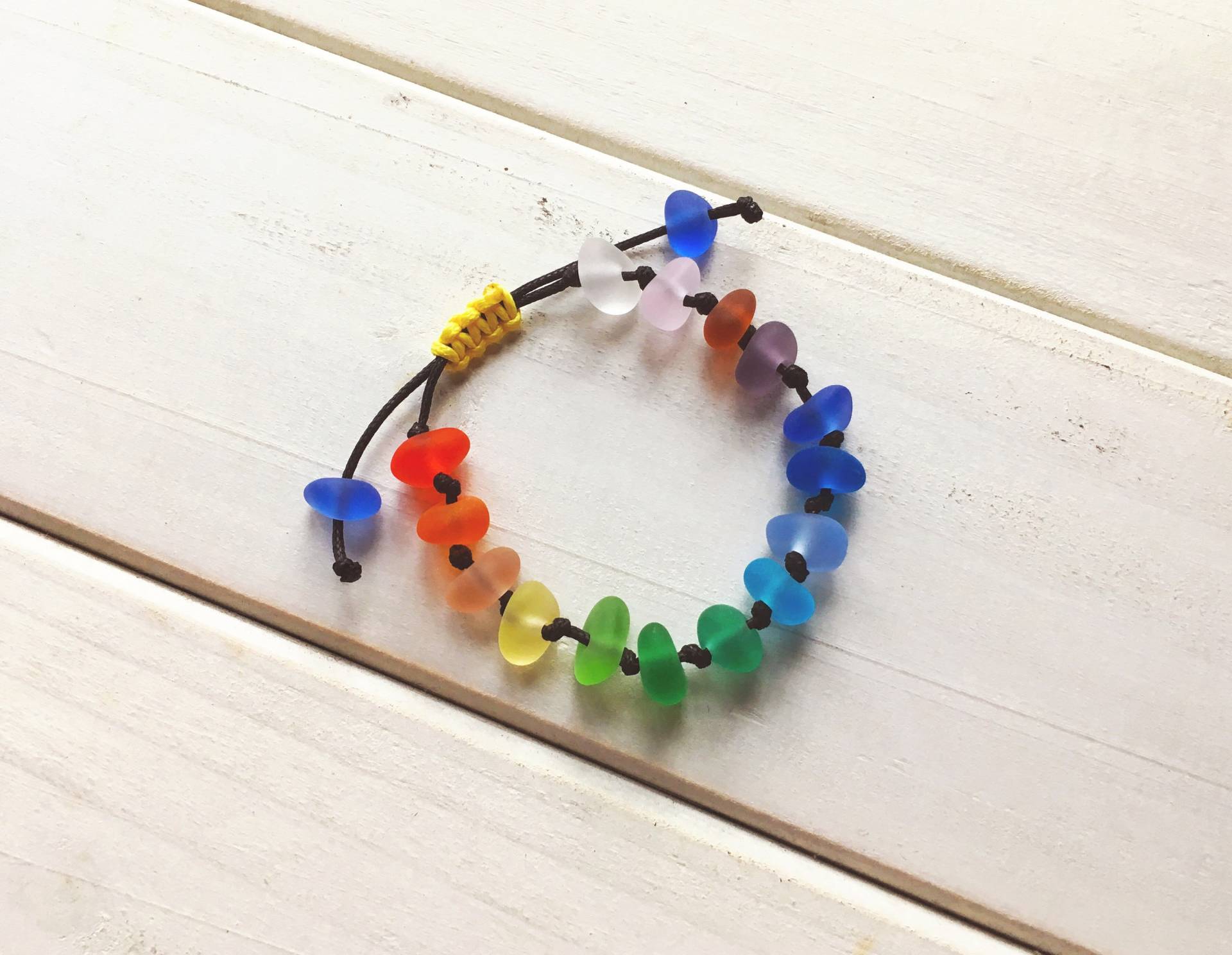 Handgemachtes Regenbogen Seeglas Armband, Verstellbares Schnur Knoten Sennit Strand Glas Schmuck, Marine Style Schmuck von yellowcentaury