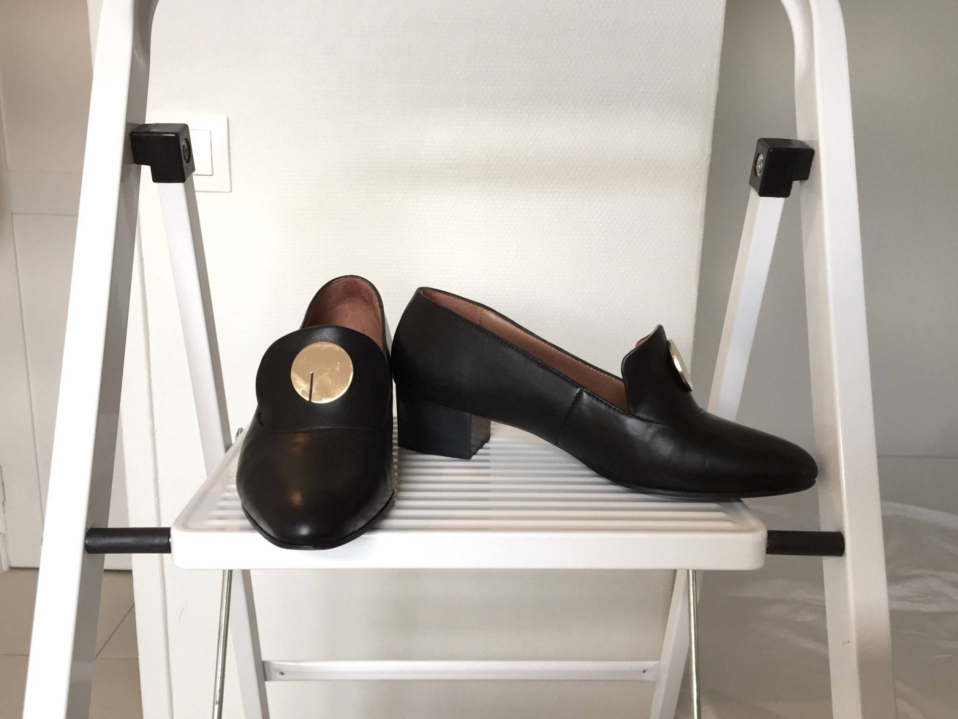 Elegante Schwarze Leder Pumps Mit Blockabsatz Elegante Schwarze Leder Pumps Mit Blockabsatz von yennodiusstudio