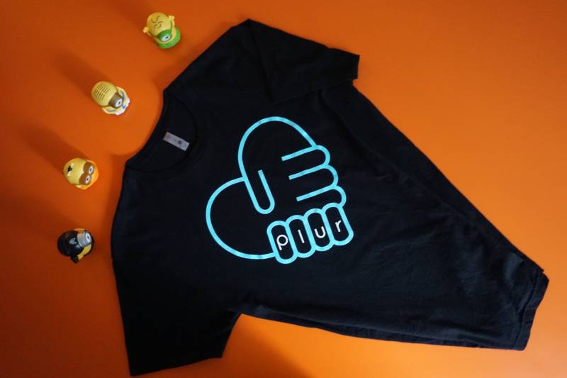 P.l.u.r Herz Glow in The Dark Unisex Tshirt P.l.u.r Herz Glow in The Dark Unisex Tshirt von yfyhubb