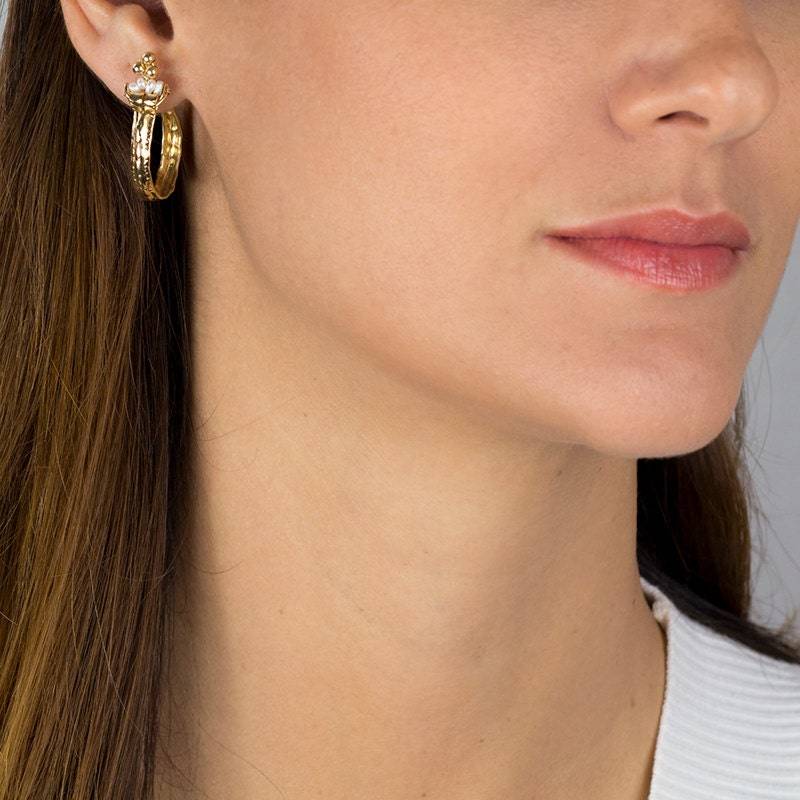 Perlenohrringe, Goldene Krone Ohrringe Mit Perle, Perlenschmuck, Handgefertigte in Gold Filled, Femininer Schmuck von yifatbareket