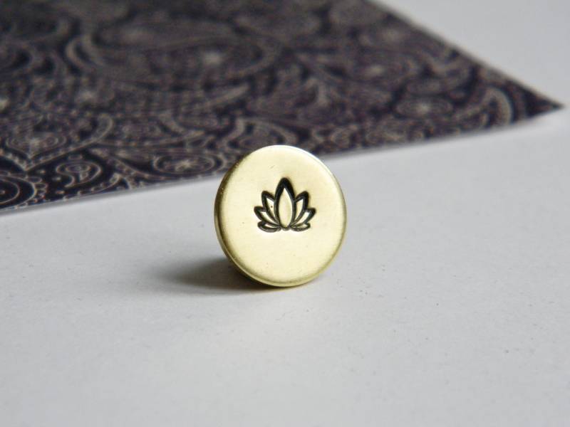 Lotus Anstecknadel. Minimalistisch. Anstecknadel Aus Messing. Lotusblüte Brosche. Lotus. Lotus-Symbol. 12mm. 1/2 Zoll. Yoga. Neuanfang von ylleanna