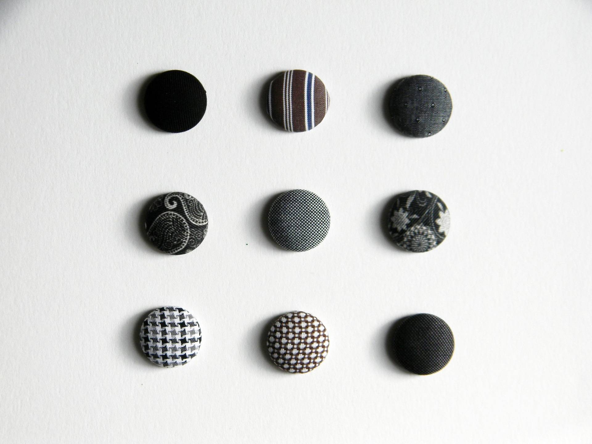 Schwarze Anstecknadel. Herren Revers Knopf. Runder Pin. Grau, Braun. Bürokleidung. Knopfloch-stift. Paisley, Geblümt, Kariert, Fest Schwarze Anstecknadel. Herren Revers Knopf. Runder Pin. Grau, Braun. Bürokleidung. Knopfloch-stift. Paisley, Geblümt, Kariert, Fest von ylleanna