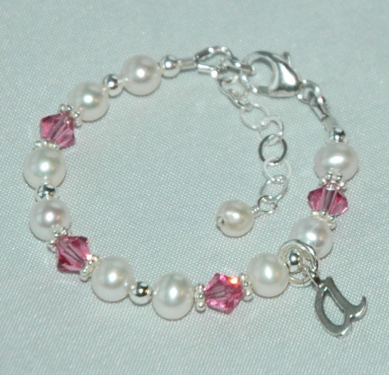 Echte Perle Geburtsstein Initial Armband, Taufarmband, Blumen Mädchen Vorschlag Geschenk, Baby Armband, Initial Perlen Armband von ymcjewelry