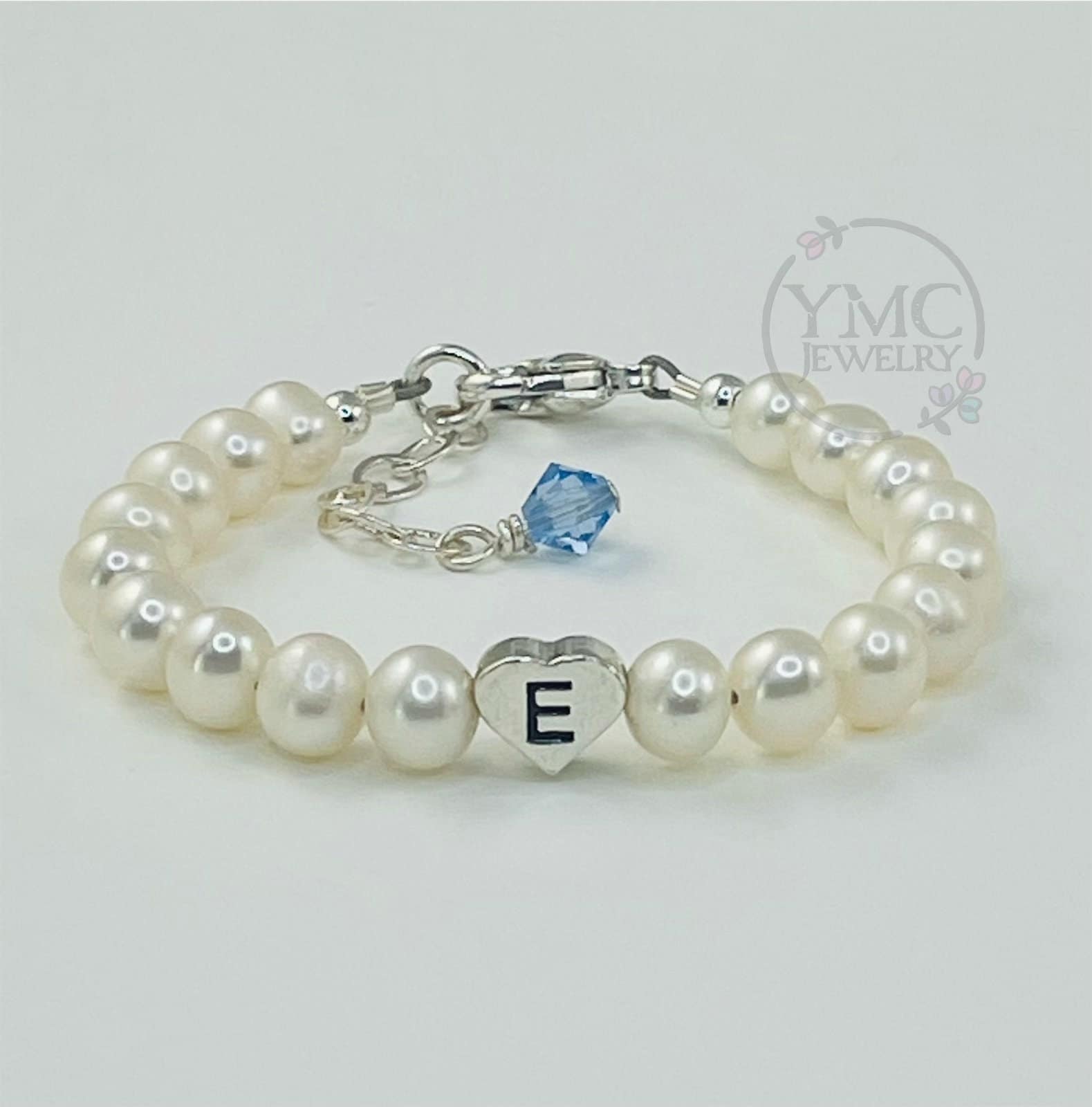 Echte Süßwasserperle Initial Baby Armband, Taufe Personalisierte Säugling Birthstone Blumenmädchen Perlenarmband von ymcjewelry