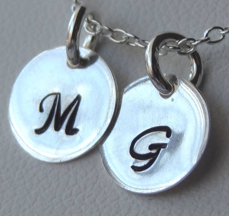 Handgestempelter Sterlingsilber-Scheibenanhänger, Individuell Gravierter Anfangsanhänger, Monogrammierter Personalisierter Monogrammanhänger von ymcjewelry