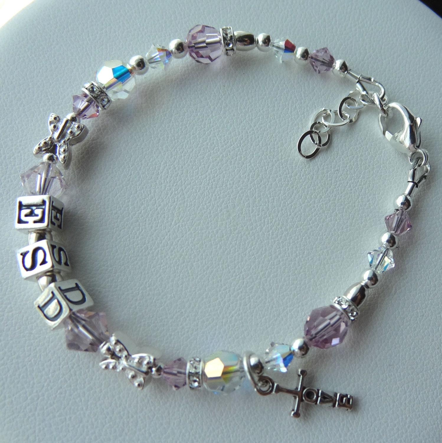 Initial Armband, Personalisierte Baby Name Armband, Taufe Kreuz Armband, Taufe, Erste Heilige Kommunion Armband, Rosa Lavendel Armband von ymcjewelry