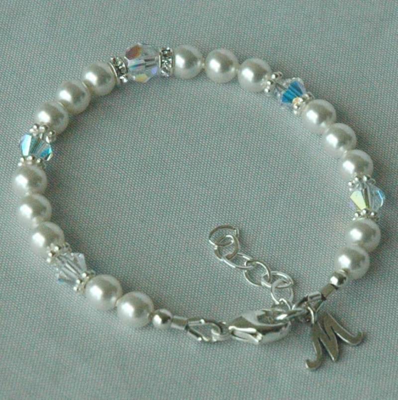 Personalisierte Baby Girl Perle Benutzerdefinierte Armband, Baby Initial Armband, Blumenmädchen Armband, Erste Kommunion Armband von ymcjewelry