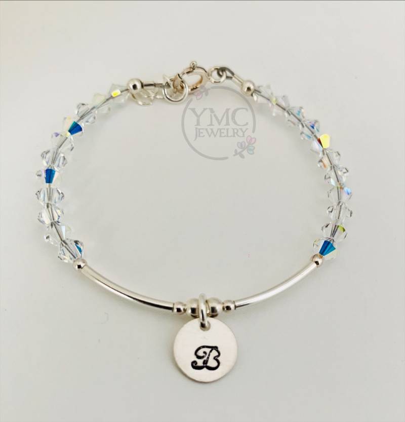 Personalisierte Birthstone Anfang Kristall Armband, Blumen Mädchen Armband, Stapeln Initial Armband, Birthstone Armband von ymcjewelry