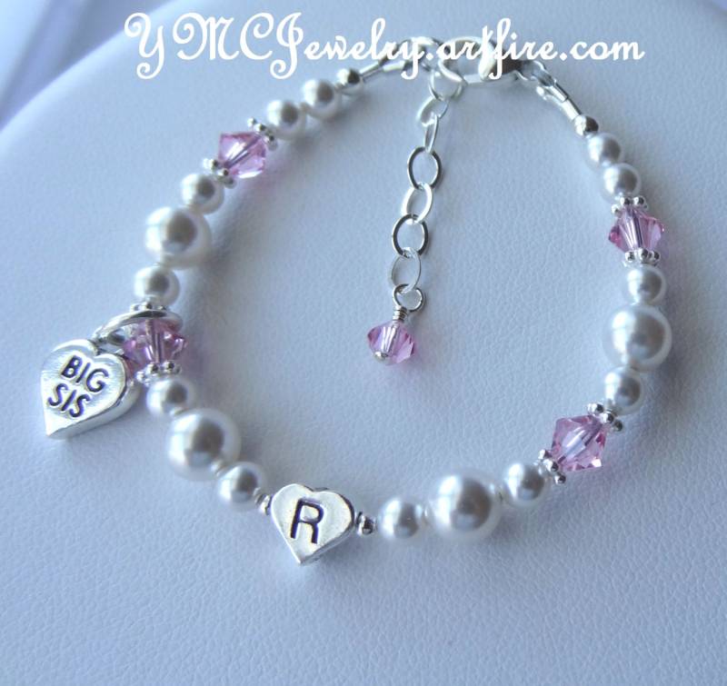 Personalisierte Große Schwester/Kleine Initial Herz Armband, Blumenmädchen Big Sis Lil Charm Geschenk Für Schwestern von ymcjewelry