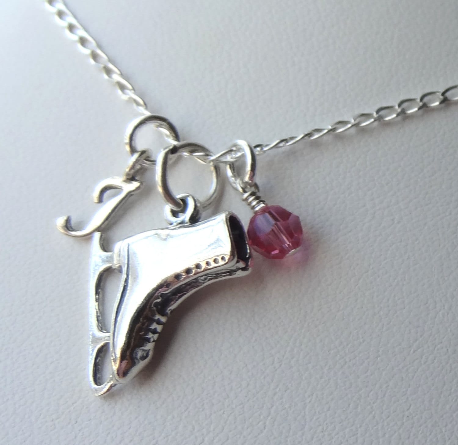 Personalisierte Schlittschuh-Schuh-Halskette, Skater-Halskette, Benutzerdefinierte Erste Geburtsstein-Skater-Halskette, Zierliche von ymcjewelry