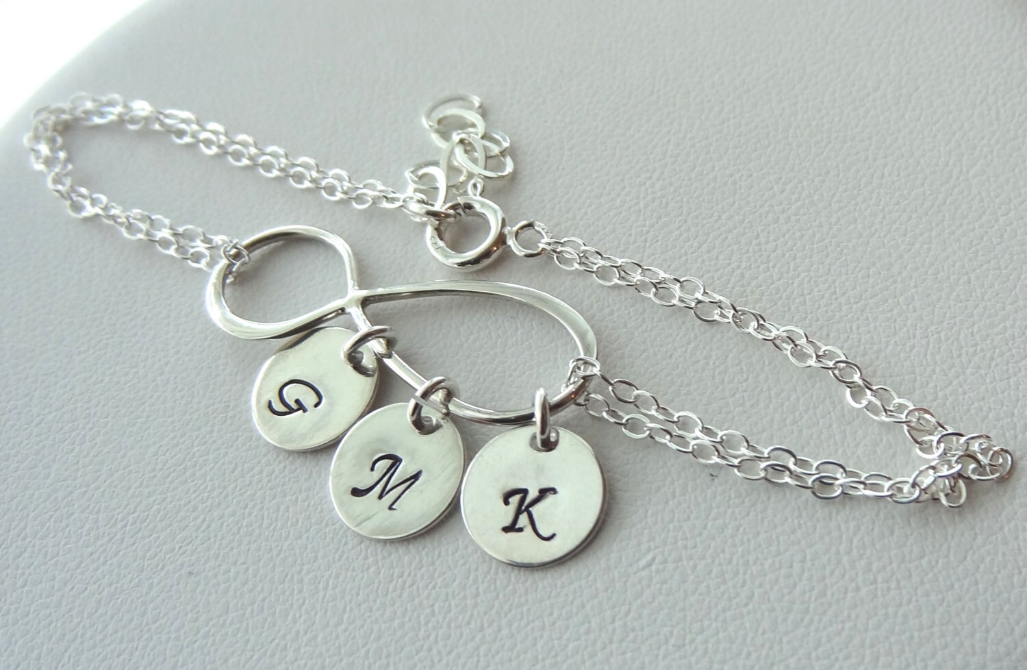 Personalisierte Sterling Silber Infinity Armband, Brautjungfer Junior Geschenk, Mutter Geschenk Armband von ymcjewelry