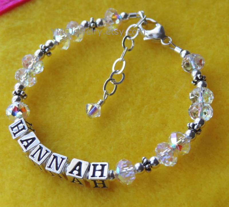 Personalisiertes Baby-Mädchen Prestige Kristall Name Armband, Baby Id Armband Taufe Mädchen Armband, Blumenmädchen Armband, Kind Namen von ymcjewelry