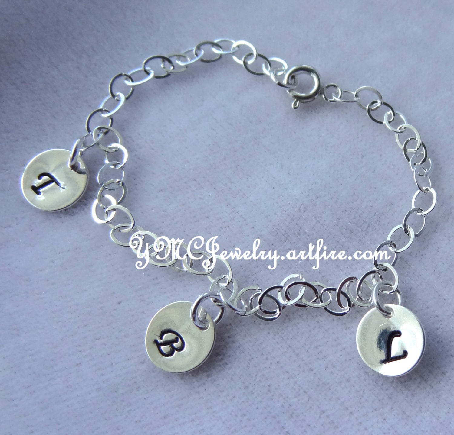 Personalisiertes Familienarmband, Anfangsscheibenarmband, Geschenkarmband Der Mutter, Handstempelarmband, Omas Bettelarmband, Mamas Armband von ymcjewelry