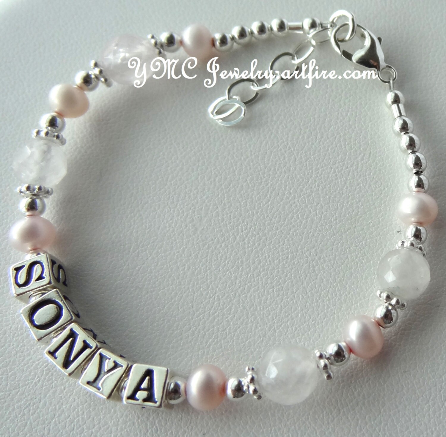 Rosa Perle Name Armband, Baby Süßwasserperle Taufe Erstkommunion Perlenarmband, Armband von ymcjewelry