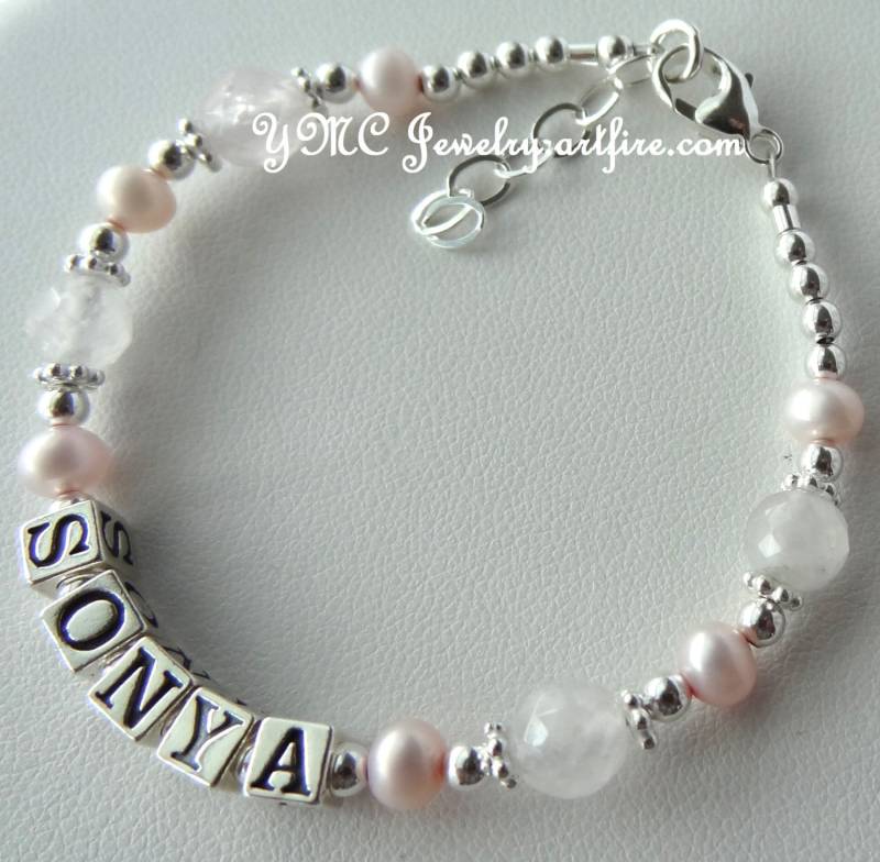 Rosa Perle Name Armband, Baby Süßwasserperle Taufe Erstkommunion Perlenarmband, Armband von ymcjewelry