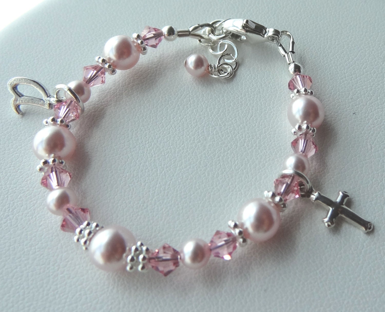 Rosa Perle Taufe Armband, Bestätigung Erste Kommunion Blumenmädchen Personalisierte Kreuz Armband von ymcjewelry