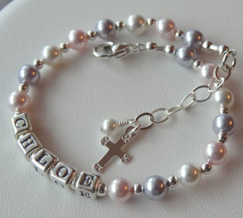 Taufe Perle Kreuz Name Armband, Personalisierte Baby Armband, Erste Kommunion Armband, Blumenmädchen Armband, Pastell Armband von ymcjewelry