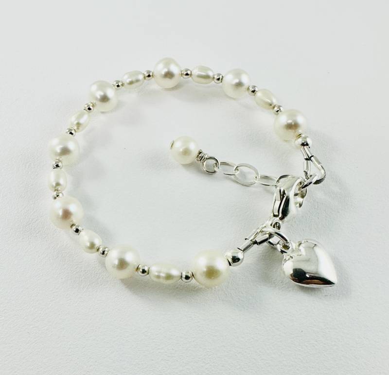 sterling Silber Baby Perle Anfangs Personalisierte Kinder Armband, Echte Blumenmädchen Taufe Armband von ymcjewelry