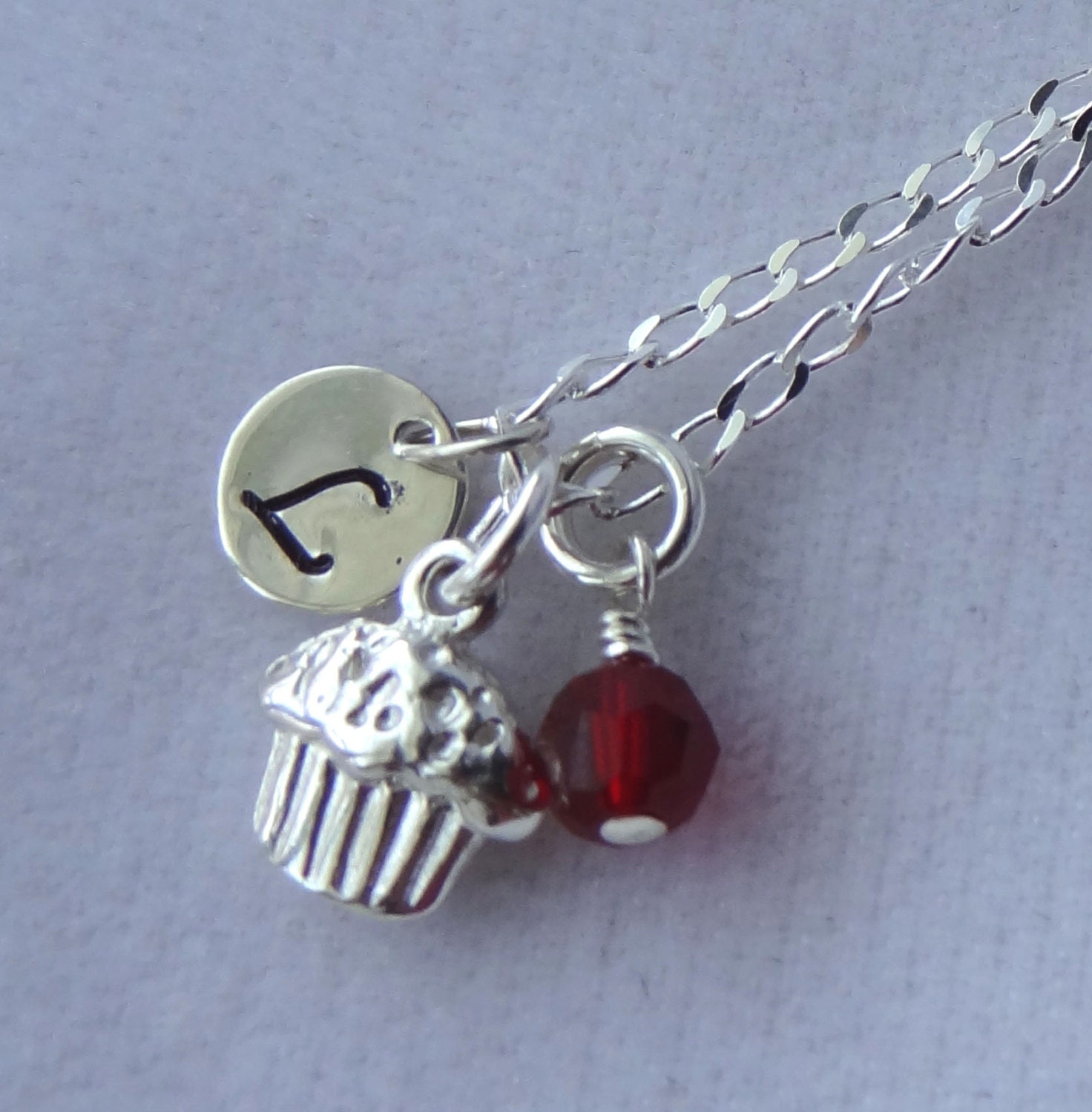 sterling Silber Cupcake Halskette, Geburtstag Halsketten, Anfangsbuchstaben Baby Rosa Weiße Süßwasserperle, Birthstone Halskette von ymcjewelry