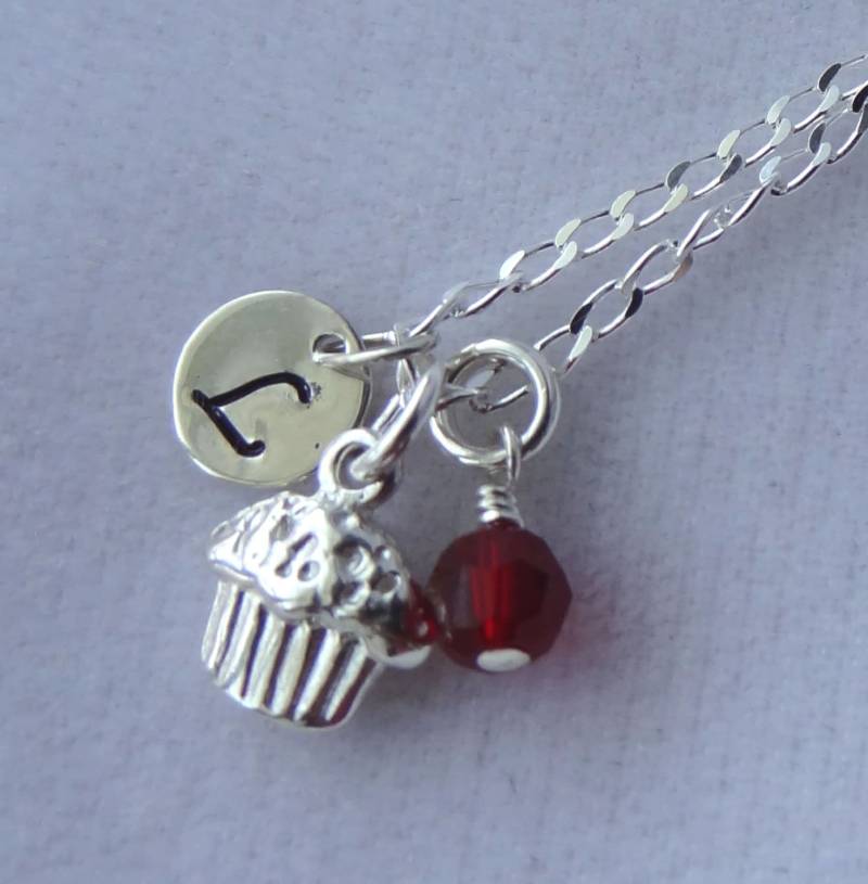 sterling Silber Cupcake Halskette, Geburtstag Halsketten, Anfangsbuchstaben Baby Rosa Weiße Süßwasserperle, Birthstone Halskette von ymcjewelry