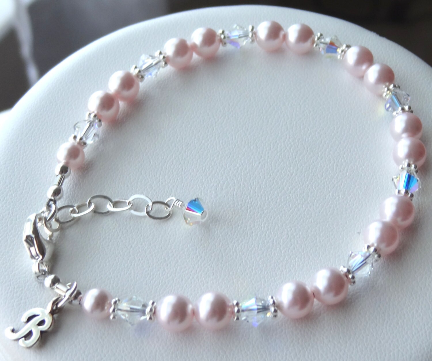 sterling Silber Monogramm Initiale Mit Prestige Kristallperlen Armband, Blumenmädchen Junior Brautjungfer Armband von ymcjewelry