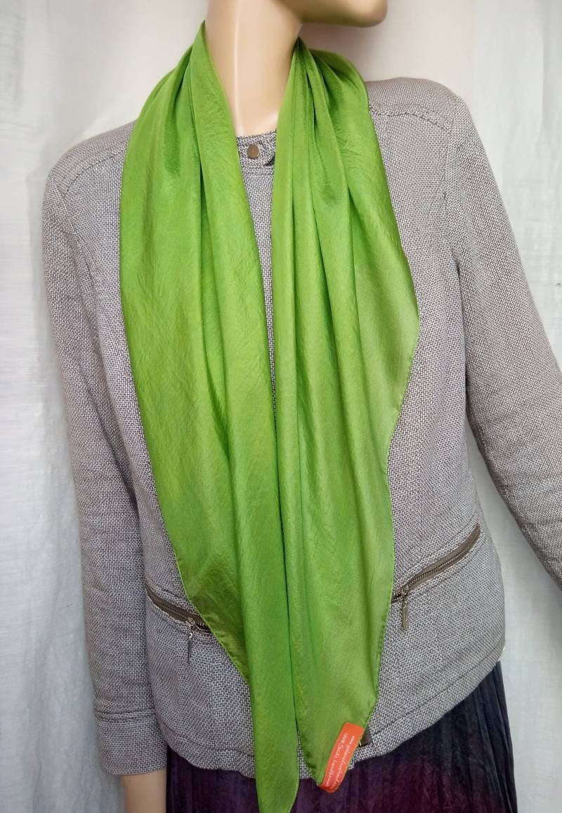 Seidenschal Grün, Lindgrün, Uni, Halstuch, Seidenfoulard, Seidencarre von yolainefruehauf