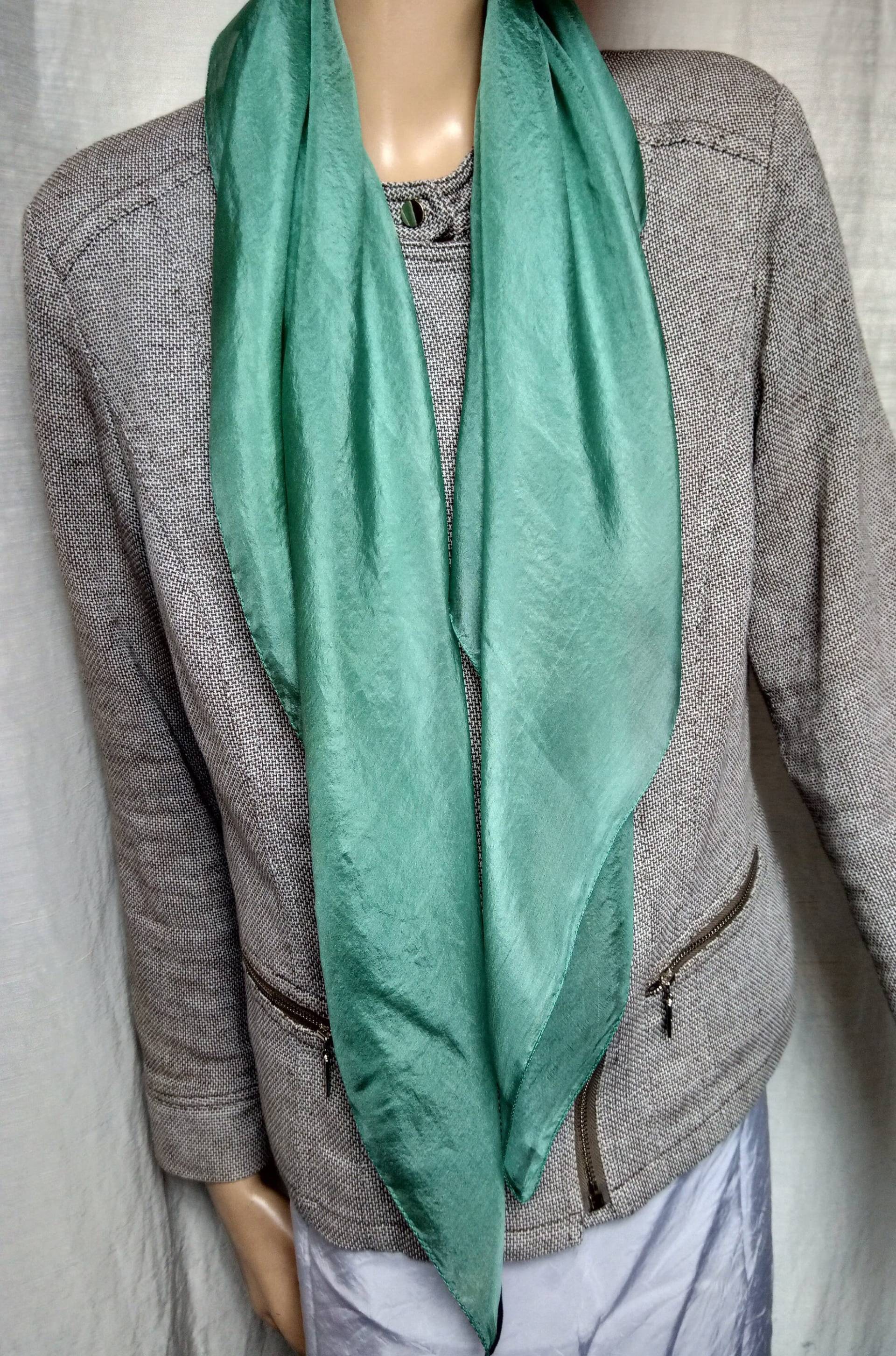 Seidenschal Grün, Silbergrün, Uni, Halstuch, Seidenfoulard, Seidencarre Seidenschal Grün, Silbergrün, Uni, Halstuch, Seidenfoulard, Seidencarre von yolainefruehauf