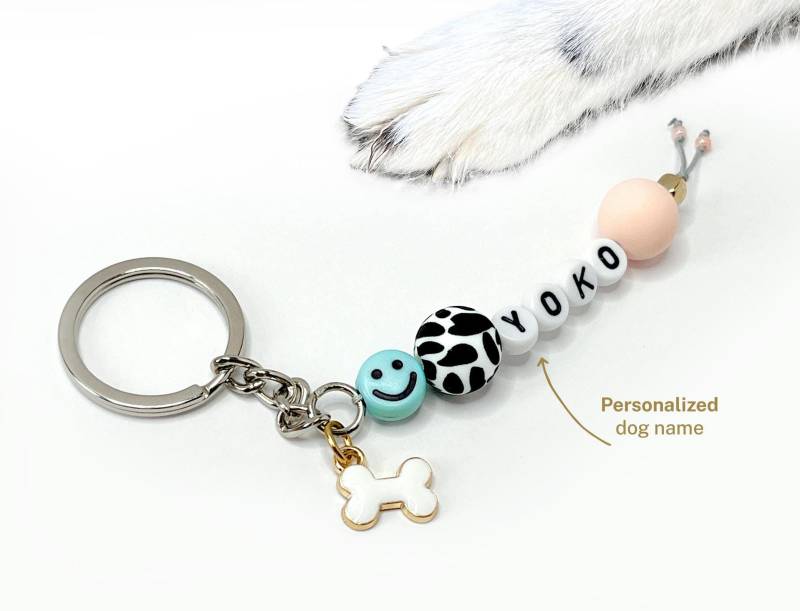 Personalisierter Schlüsselanhänger Mit Hundename - Bunte Perlen Zebra & Knochenanhänger Perfektes Geschenk Für Hundebesitzer von yookani