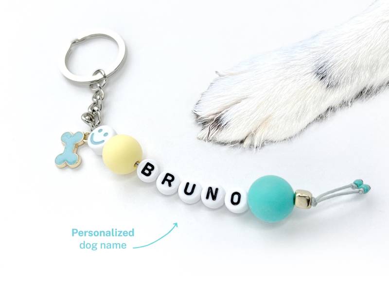 Personalisierter Schlüsselanhänger Mit Hundename - Farbige Perlen & Knochenanhänger Persönliches Geschenk Für Hundebesitzer Personalisierter Schlüsselanhänger Mit Hundename - Farbige Perlen & Knochenanhänger Persönliches Geschenk Für Hundebesitzer von yookani