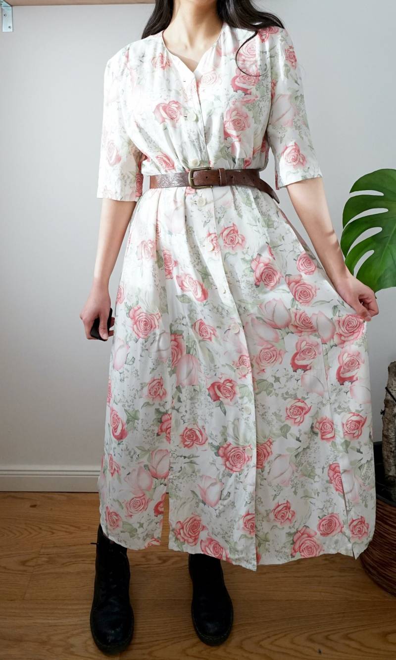 Vintage White Floral Dress Size M Roses Pattern Dress Maxi Midi Button Up von youhadmeatvintageDE