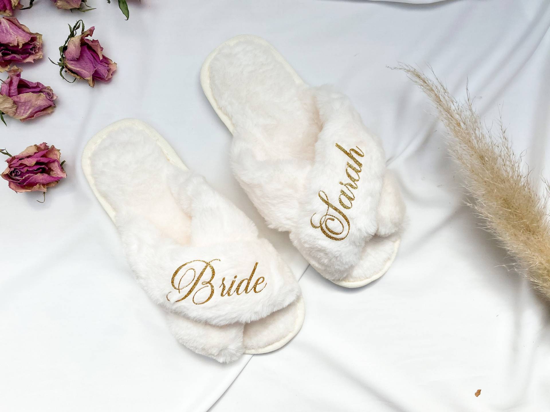 Plüsch Braut/Brautjungfer Hausschuhe Mit Personalisierung | Flauschige-Schlappen, Slipper, Bride Pantoffeln, Jga, Geschenk, Hochzeitsschuhe Plüsch Braut/Brautjungfer Hausschuhe Mit Personalisierung | Flauschige-Schlappen, Slipper, Bride Pantoffeln, Jga, Geschenk, Hochzeitsschuhe von youreventatelier