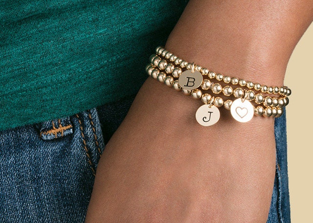14 Karat Gold Gefüllte Kugel Armbänder Personalisierte Initial Stretch-Armband Armband Goldkugel von yourstoryjewelryshop