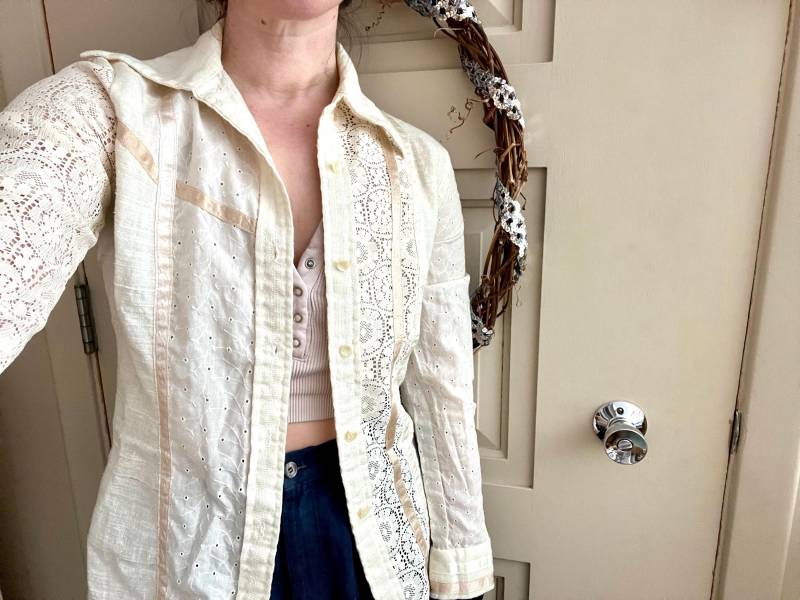 80Er Jahre Weißes Spitzen- Und Leinenhemd Mit Knopfleiste, Lange Ärmel - Mehrteiliges Hemd Bandakzenten Boho-Chic von yousofinevintage