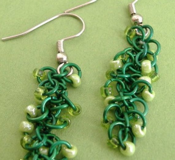 Ever Green Beaded Shaggy Loops Ohrringe Ever Green Beaded Shaggy Loops Ohrringe von youvegotmaille
