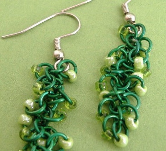 Ever Green Beaded Shaggy Loops Ohrringe Ever Green Beaded Shaggy Loops Ohrringe von youvegotmaille