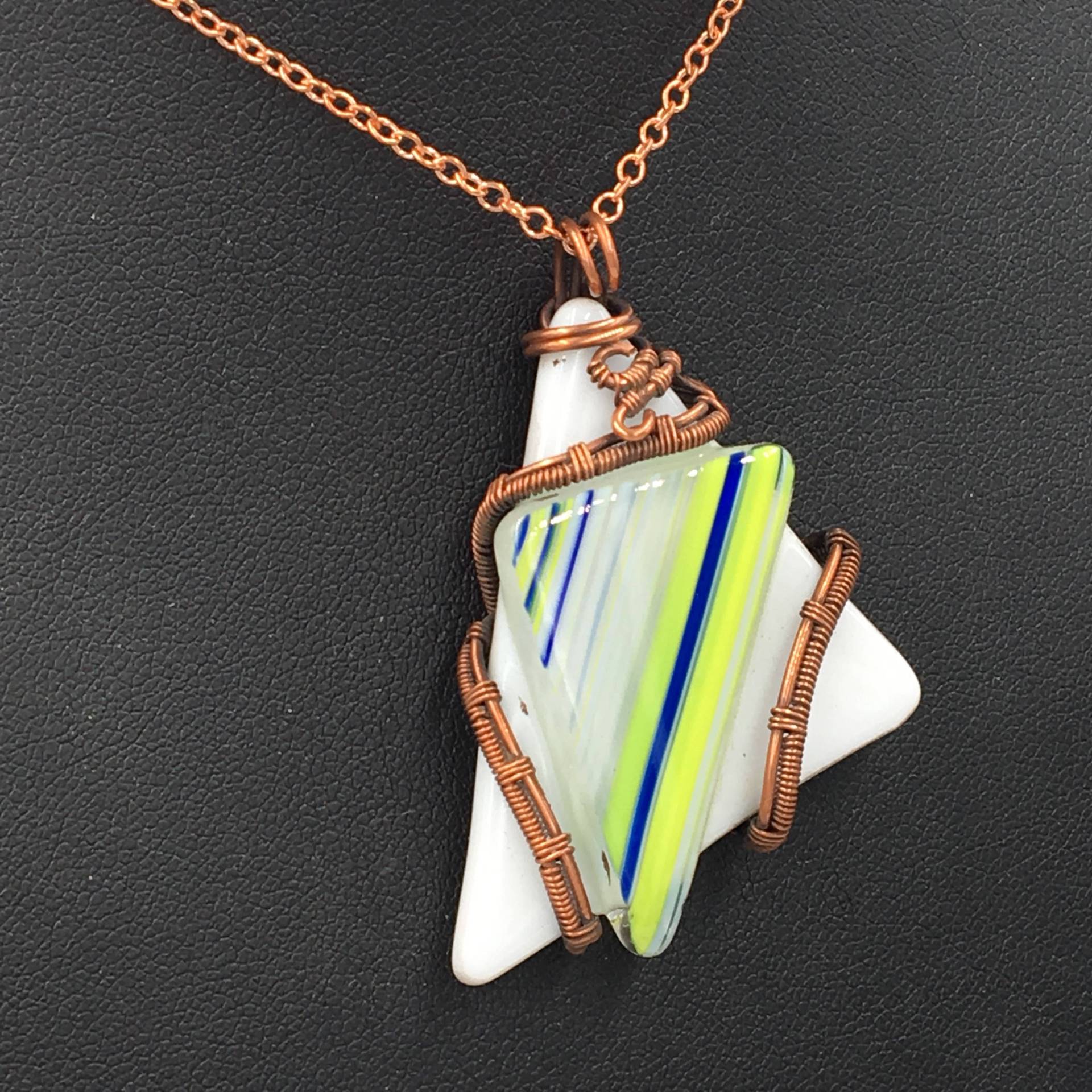 Geschmolzenes Glas Dreieck Anhänger Geschmolzenes Glas Dreieck Anhänger von youvegotmaille