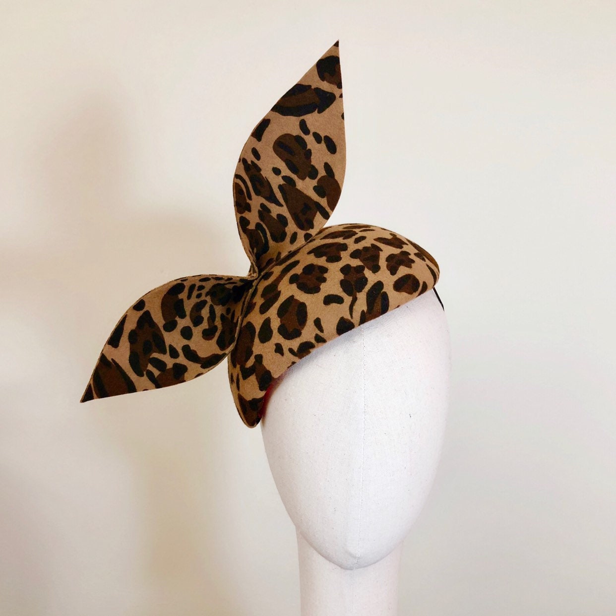 Leopard Muster Beret Mit Schleife Tier Druck Handgemachte Wollfilz Wintermütze Von Yuan Li London Hutmacherei von yuanlilondonhats