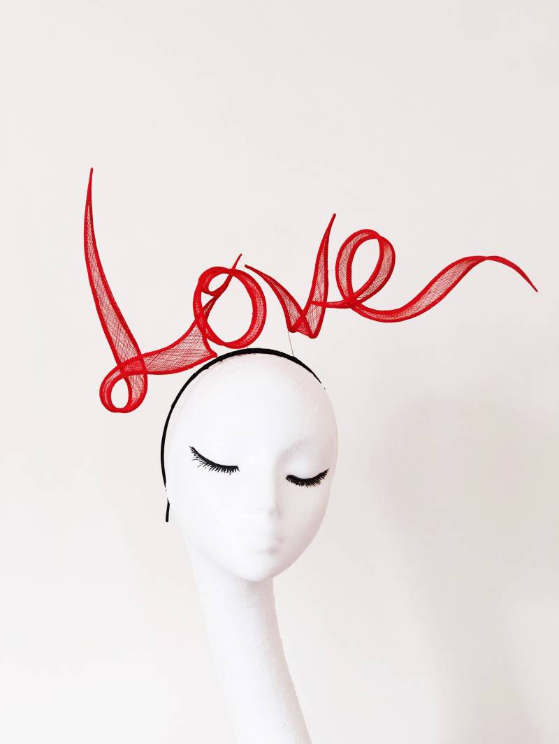 Love Letter Slogan Haarband Fascinator Hochzeit Braut Brautjungfer Hut Rot Valentinstag Weihnachten Geburtstag Geschenk Kentucky Derby Epsom Love Letter Slogan Haarband Fascinator Hochzeit Braut Brautjungfer Hut Rot Valentinstag Weihnachten Geburtstag Geschenk Kentucky Derby Epsom von yuanlilondonhats