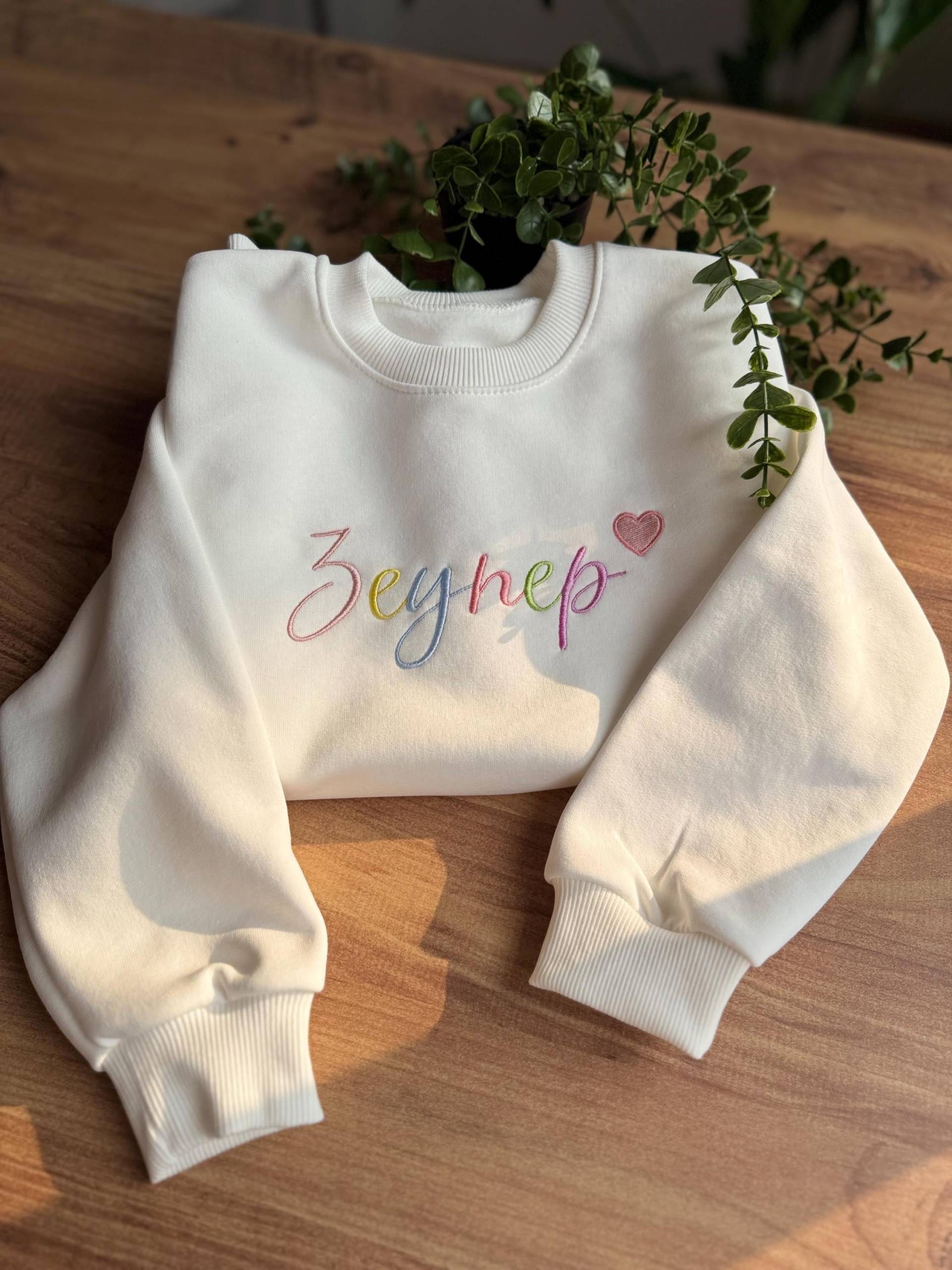 Personalized Embroidered T-Shirt - Baby Name With Colorful Threads & Heart | Custom Gift For Her/Kids von yukicostore