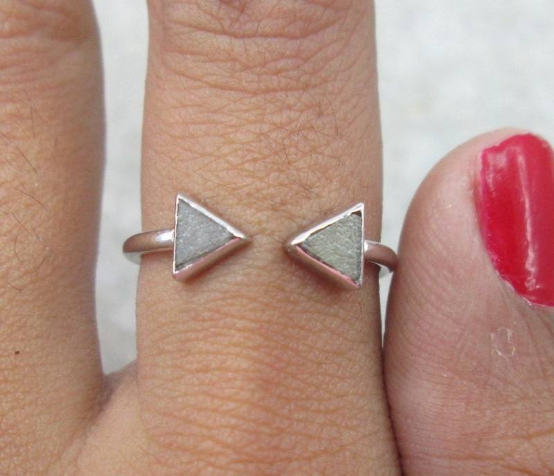 Natürliche Dreieck Rohdiamant Verlobungsring in 14K Weißgold von yunijewels