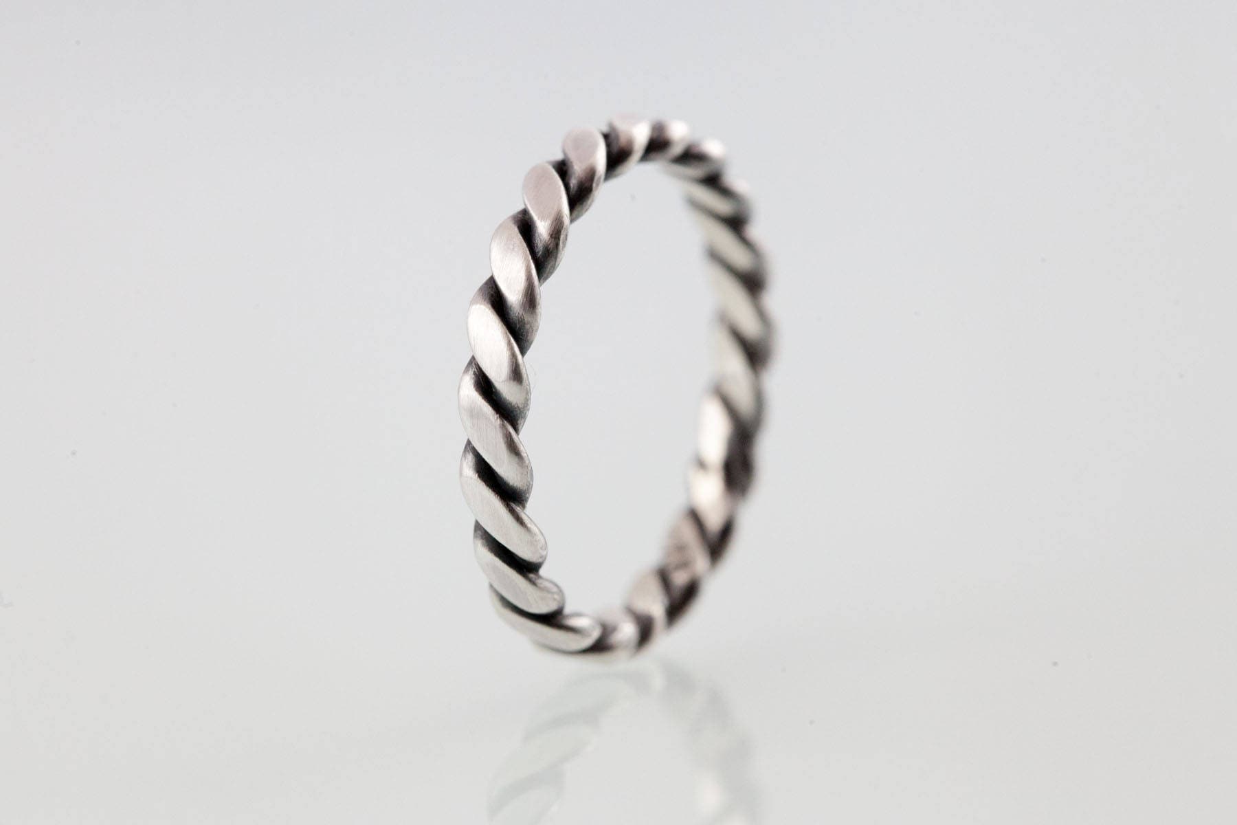 Moderner, Gedrehter Bandring/stapelring No. 13 von yvedesign