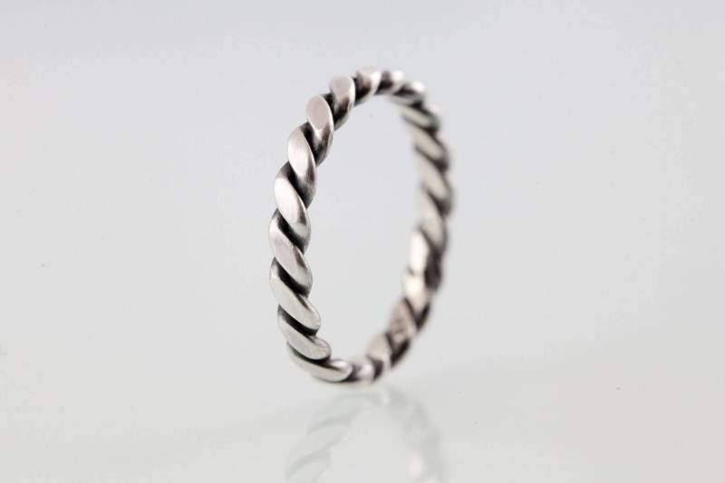 Moderner, Gedrehter Bandring/stapelring No. 13 von yvedesign