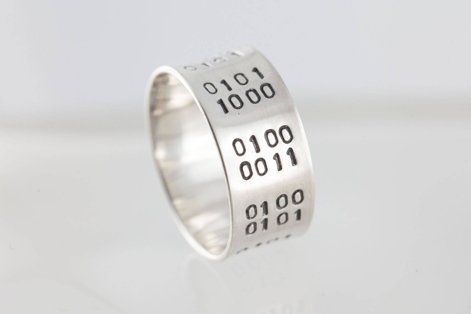 Moderner Bandring - Binärcode von yvedesign