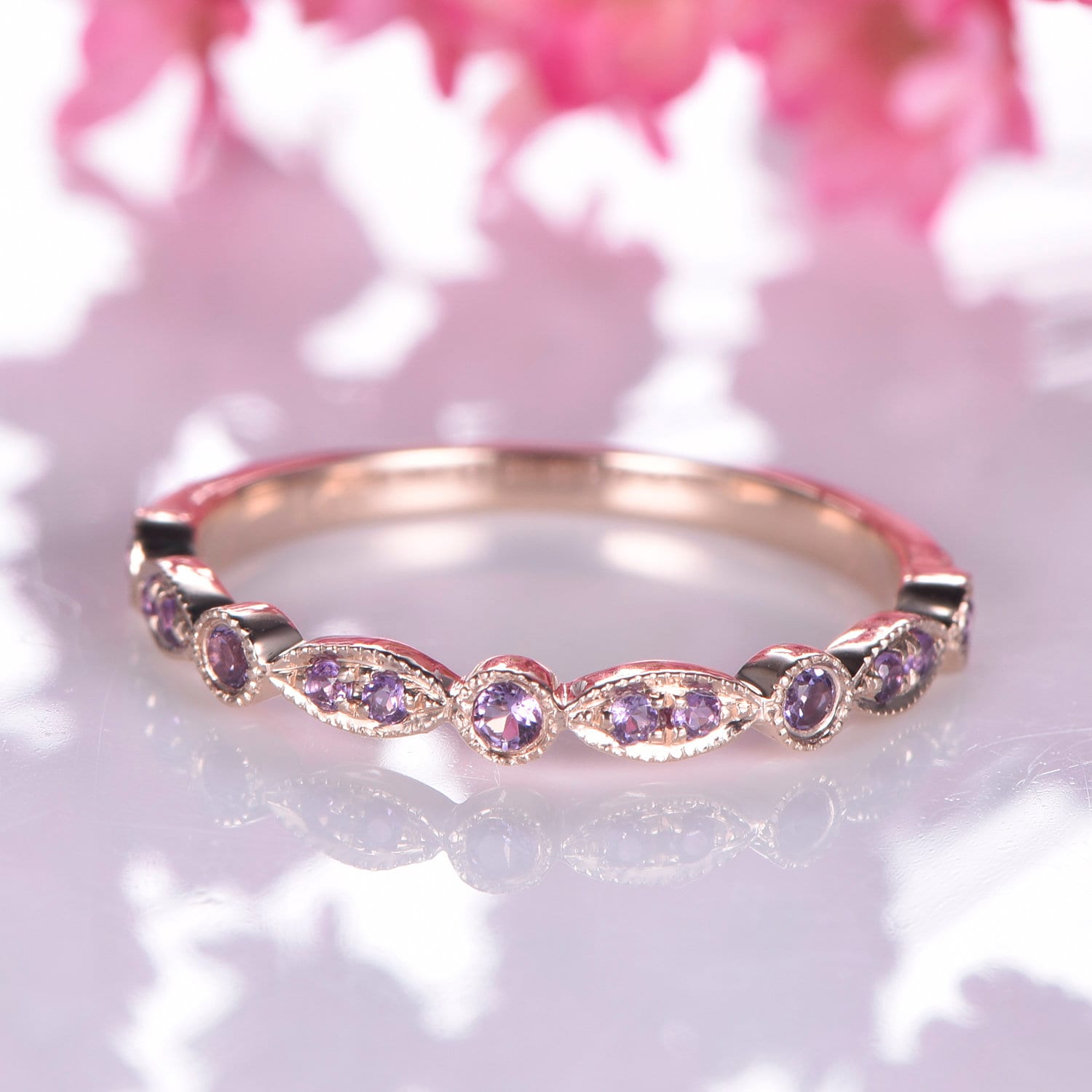 Amethyst Ring Art Deco Halbe Ewigkeit Ehering Milgrain Stil 14K Roségold Passendes Band Natur Edelstein If Farbe von yvelove