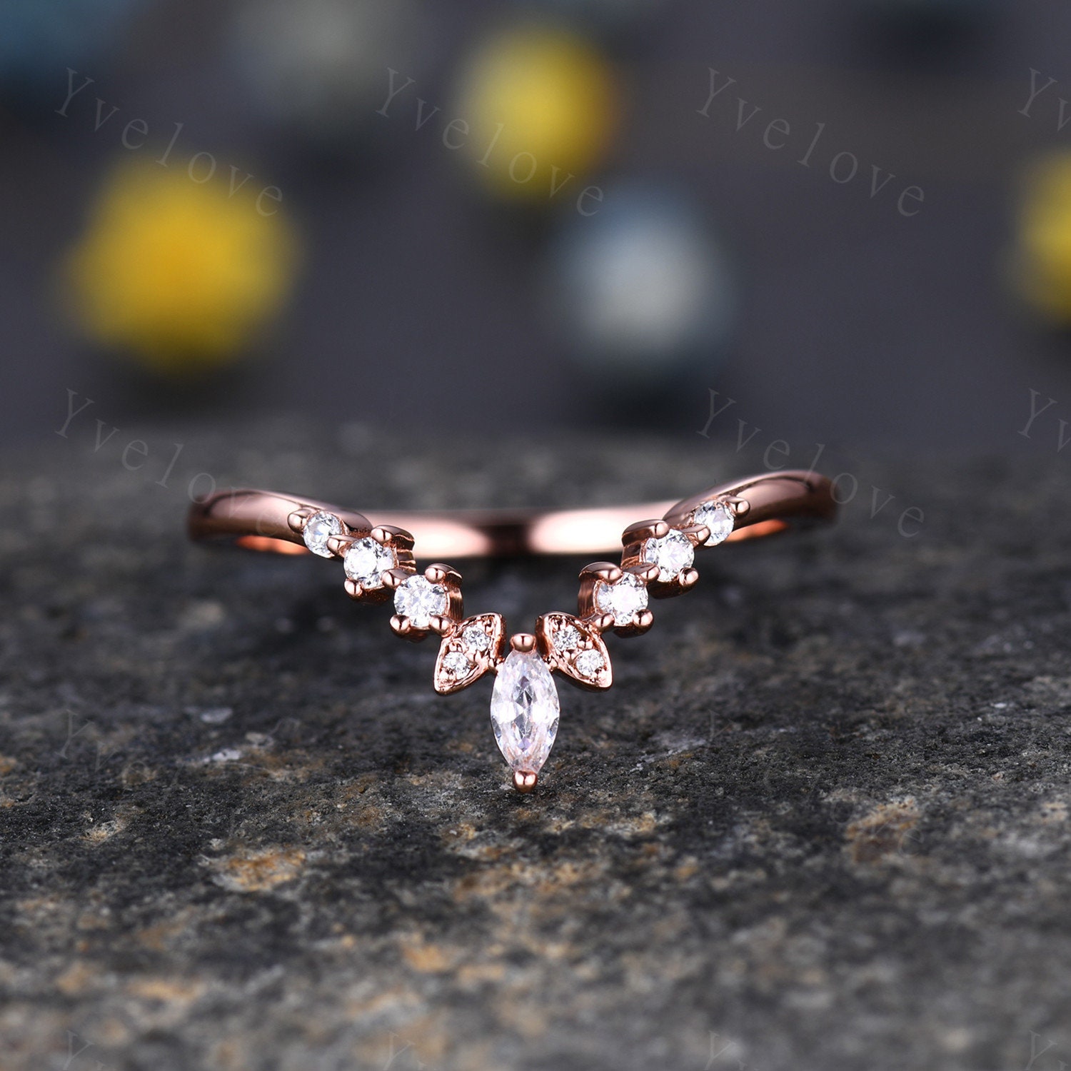 Art Deco Hochzeitsband Kurve Mit Moissanit/Man Made Diamanten Stapelbarer Jahrestag Ring V Chevron Geschenk Sterling Silber von yvelove