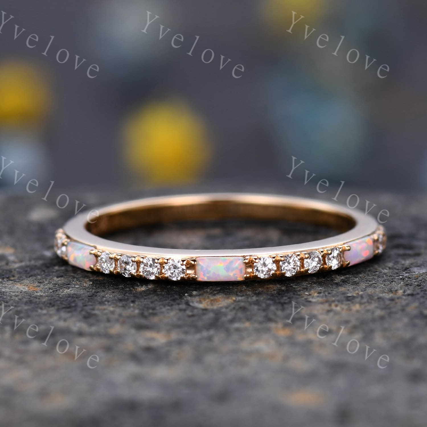 Baguette Form Weiß Feuer Opal Diamant Ehering 14K Gelbgold Band 1, 5mm Pave Halb Eternity Stapelring Jahrestag Geschenk von yvelove