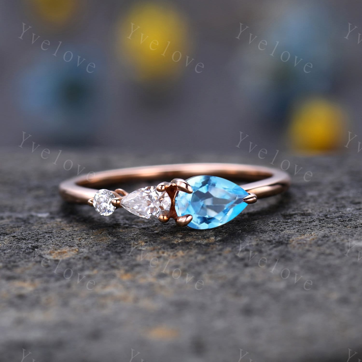 Vintage Swiss Blue Topaz Verlobungsring, Pear Cut Gems, Art Deco Moissanit Hochzeitsband, 3 Stein Unikat Frauen Braut Versprechen Ring, Platin von yvelove