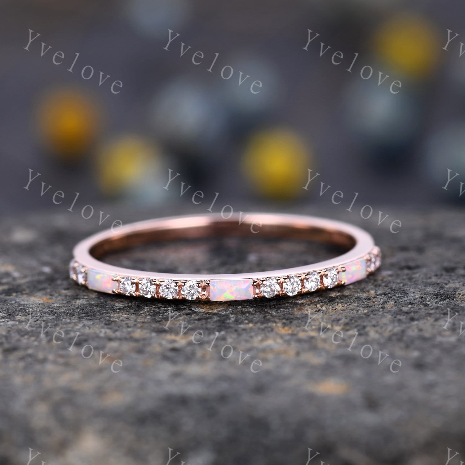 Weißer Feueroopal Diamant Ehering, Baguette Opal, Minimalist Ring, 1, 5mm Pave Band, 14K Roségold, Halbe Ewigkeit Stapelband, Jahrestag Geschenk von yvelove