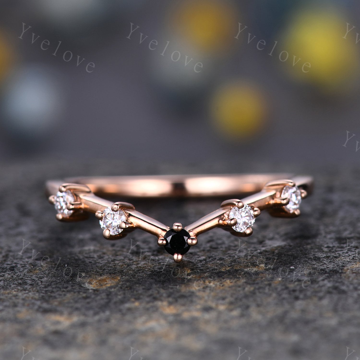 Zierliche Moissanit Ehering, Frauen V Gewölbt Ehering, Moissanit Schwarz Spinell Ring, Rose Gold Stapelring Brautring, Jubiläum Band von yvelove