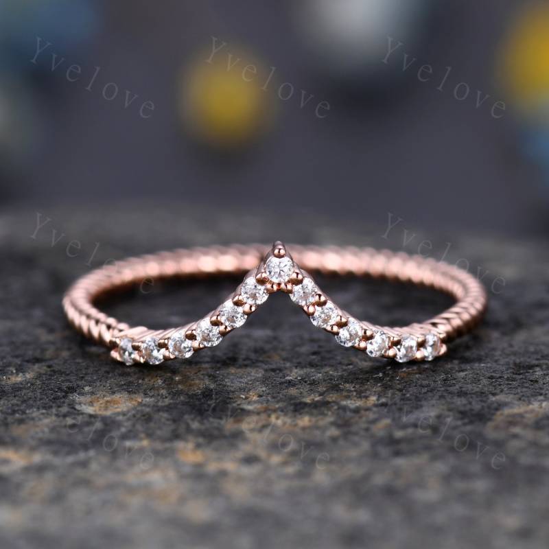 Zierlicher Twist Halb Eternity Ring, V Gewölbte Stapelband, Twisted Vine Moissanit Ehering, Passendes Band, 14K Rose Gold Jubiläum Ring von yvelove